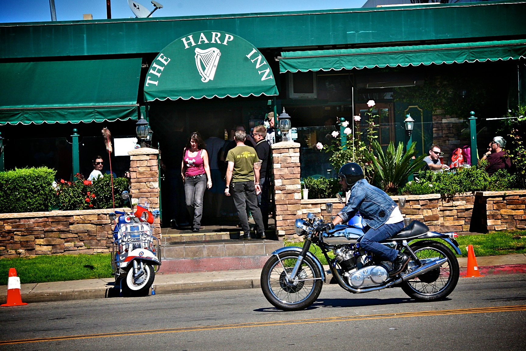 Costa Mesa’s The Harp Inn hosts “Mods vs. Rockers”